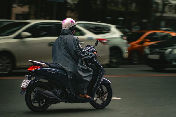 La Lumière des Phares de Jour : Décryptage des Risques d'Éblouissement et Solutions Préventives